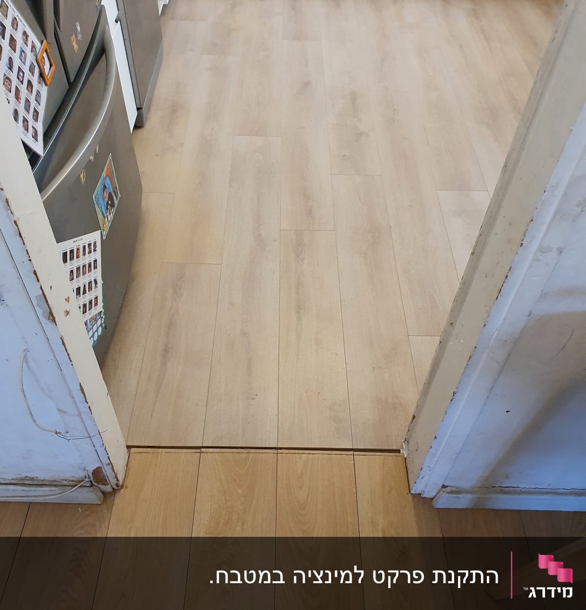 רצפת פרקט עץ בהירה במעבר בין חדרים